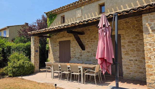 Provençal farmhouse and pool - 4 bedrooms - up to 10 people in Pont-Saint-Esprit