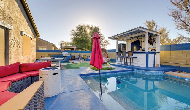 Putting Green & Hot Tub: Goodyear Retreat!