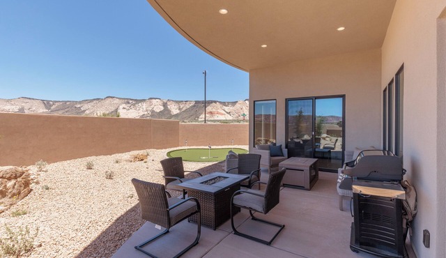 Putting Green & Private Hot Tub - Pet Friendly 3BR in St. George