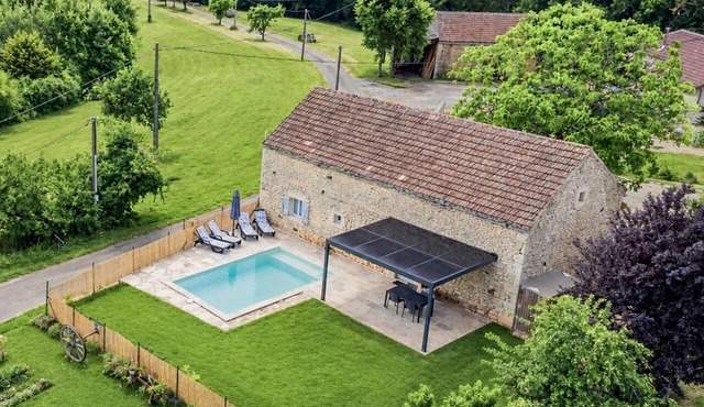 Quality gîte with a terrace and private pool in Montcabrier