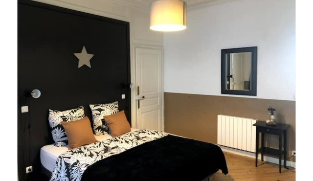 Quiet & comfortable downtown location + private parking in Bayeux