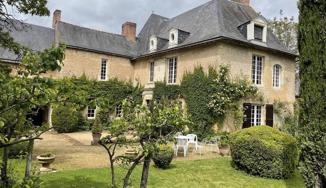 Quiet, comfortable studio 35M2 facing manicured garden 15km from La Fleche zoo in Durtal