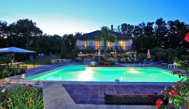 Quiet country house with extensive view, 3,5km from medieval town, private pool in Sarlat-La-Canéda