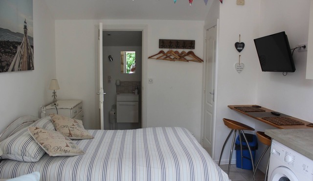 Quiet studio 2 minutes from all amenities, access to swimming pool in Saint-Savinien