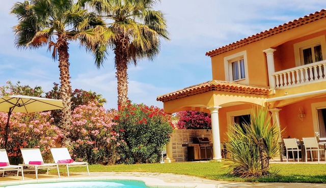 Quiet villa Beach 10' walk Outdoor SPA Heated pool Boules court in Saint-Cyr-Sur-Mer