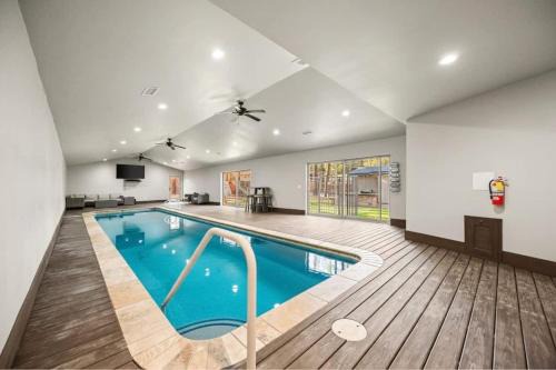 Rare Indoor Pool, Game Room & Courts, 5 Blocks to Snow Summit
