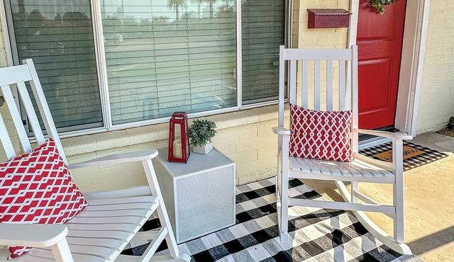 Red Door Ranch on 2nd St: Walk to Old Town & Shops - Pet-Friendly, Large Yard