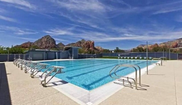 Red Rock Views, Hot Tub, Community Pool, Walk To Pickleball Court, Trail Pass