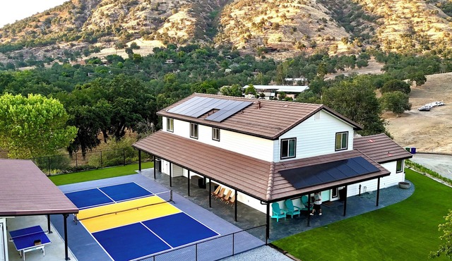 Redstone Ranch: River Swimming Hole, Pickleball and Nature Retreat.