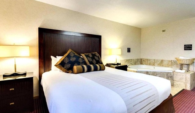 Refreshing Suite w/Jetted Tub | Near Spirit Lake Casino | Free Parking! in Devils Lake