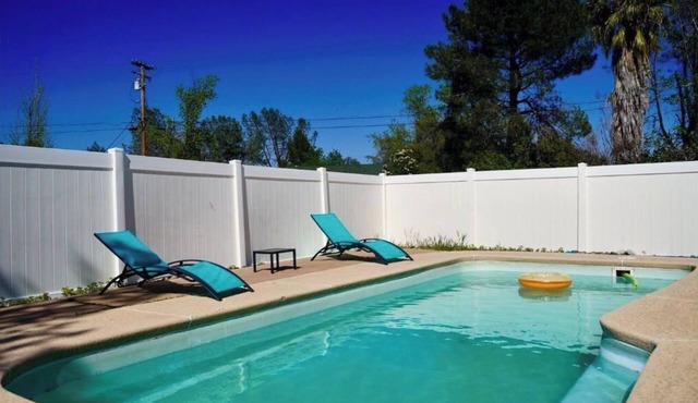 Relax & Refresh Family Pool House w/BBQ