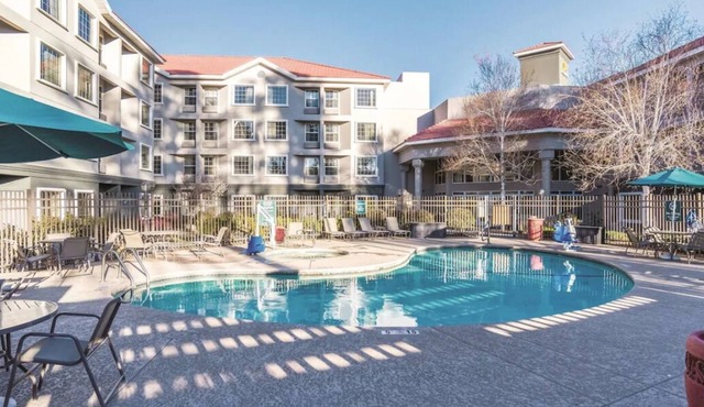 Relaxing Stay! 2 Comfortable Units, Free Breakfast, Pool, Pets Allowed