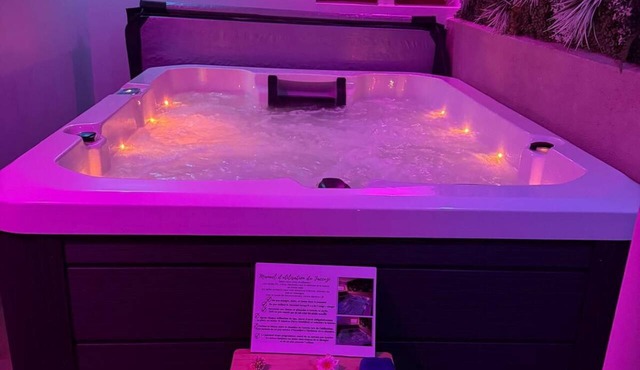 Relaxing studio with a private massage Jacuzzi, near Le PAL and Vichy. in Boucé