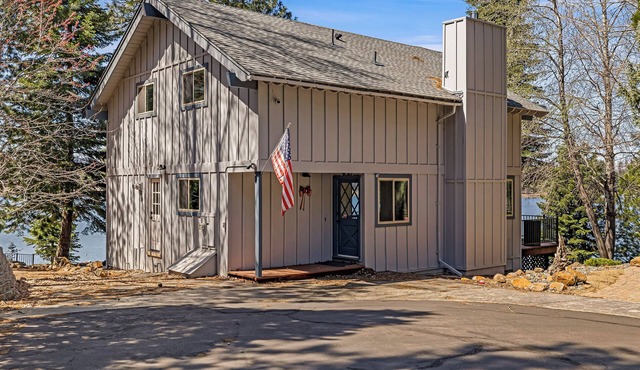 Remodeled Lakefront Home - Lake Almanor. Private dock and buoys. in Chester