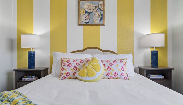 Resort-Style 5BR | FREE Pool Heating + Putting Green + Pool Table + Massive Island + Chef's Kitchen, Oasi in AZ in Glendale