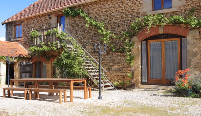 Restored farmhouse from the 17th century with swimming pool and beautiful views in Saint-Amand-De-Coly