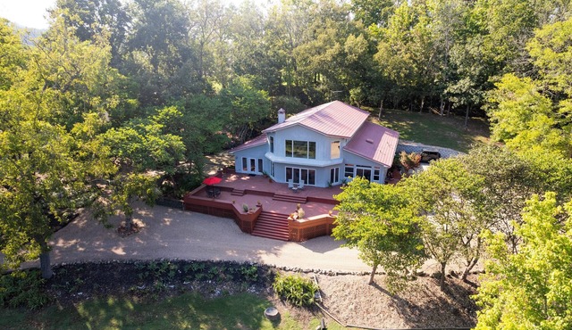 "River's Edge" - Gorgeous 4,600sqft Home with Walk-in River Access in Norfork