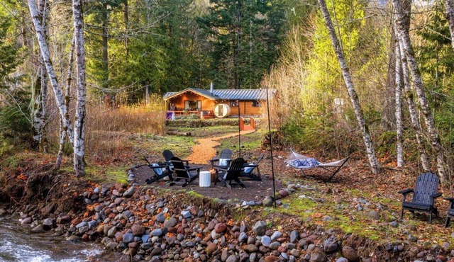 Riverfront Log Cabin with Sauna, Hot Tub, Whisky Barn in Rhododendron