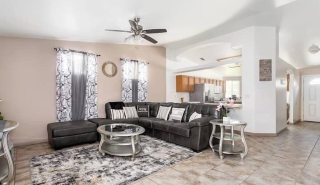 Rollingbay · Luxury 4BR Getaway Jacuzzi Tub, Pool Table & 70”TV
