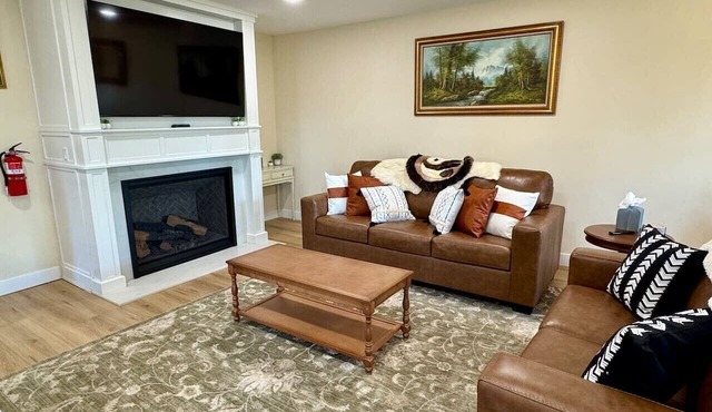 Round Hill Retreat | Sleeps 10 | BBQ & Soaking Tub
