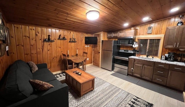 Rustic 1 bd, 1 ba Cabin at Waitts Lake Resort! in Valley