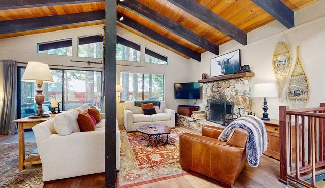 Rustic, comfy, dog-friendly cabin in the pines - walk to homeowners lake & beach