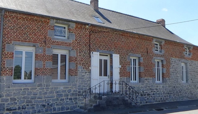 Rustic cottage with equipped kitchen, WIFI and large private yard in Leval