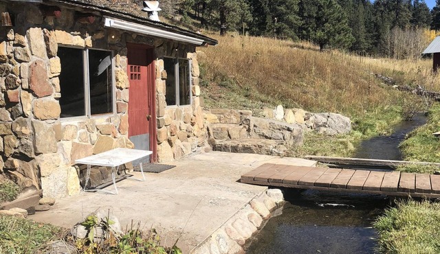 Rustic Cowboy-Cougar Cabin On the Pecos River in Tererro