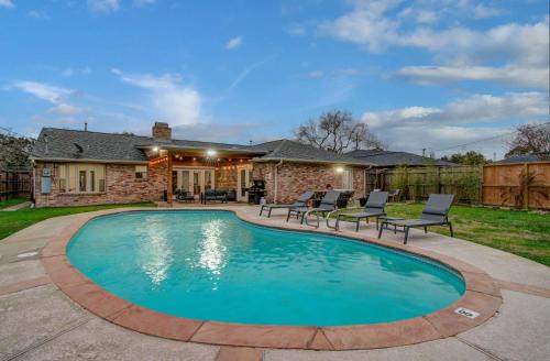 Rustic Modern Escape - 4BD-2BA with Pool & Patio in Houston