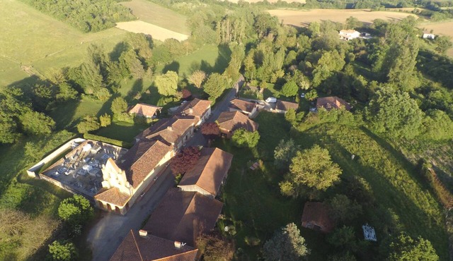 Rustic studio with private entrance in a small Gascon village in Pébées