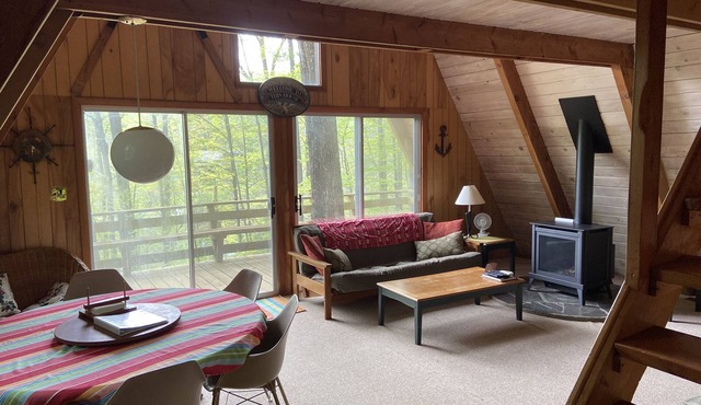 Rustic Waterfront Retreat With Private Dock, 2 kayaks & canoe. Air conditioner! in Stockbridge