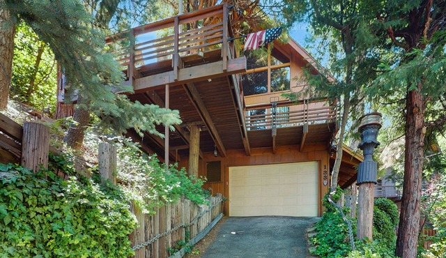 Rustic, wooded escape near the village w/a lovely deck