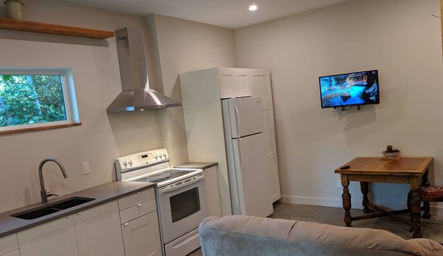 Sandy Hook Studio with full kitchen/ stones throw from Beach in Sechelt