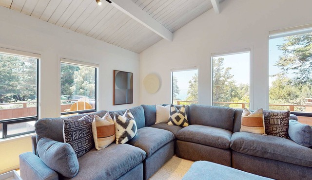 Sea Ranch 3BR luxe home with hot tub, ocean glimpses & yoga space