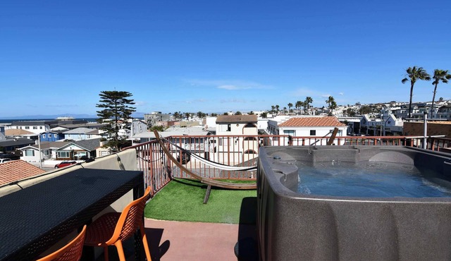 Seaside Sanctuary - Rooftop Deck & Hot Tub