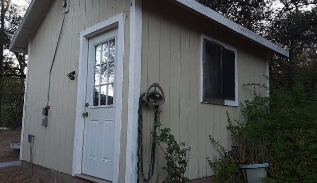 Secluded furnished cabin in woods next to seasonal creek in Shasta lake city.