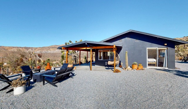 Secluded hilltop home with hot tub, cowboy pool, & amazing views