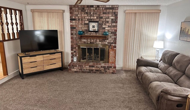 Secure 2-Car Garage Animal-Free Quiet 3BR in Redding