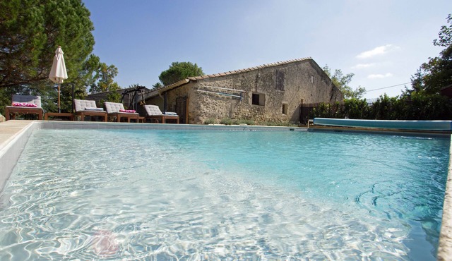 Secure private heated pool, games room, view. Walk to historic town, restaurants in Monsegur