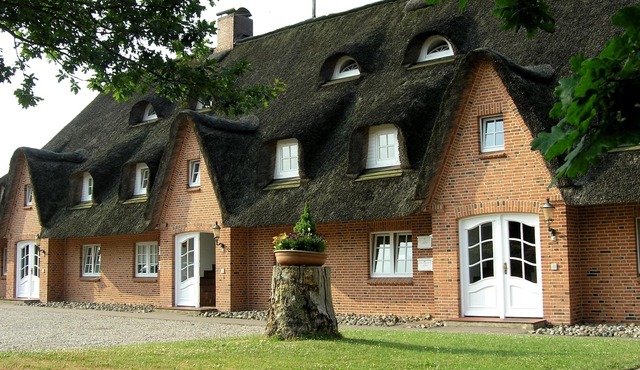 Seeschlößchen Thatched Cottage, "Silbermöwe" Vacation Rental, just 200 meters from the beach in Büsum