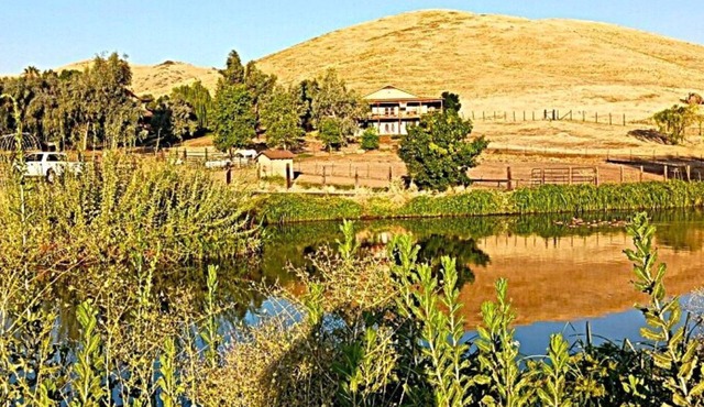 Sequoia Luxury Ranch House, View, Pool, horses, 30 min to Park, in Foothills