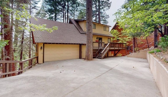Serene lakefront getaway with game room, fireplace, & washer/dryer