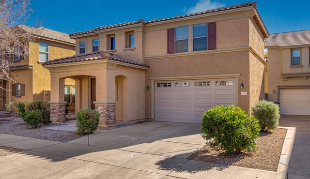Short or Longer Stays! Spacious Chic Downtown Retreat w/Community Pool