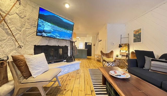 Ski-In/Ski-Out, 2 Units, sleeps 17, Steps to Lifts, Large Families & Groups in Red River