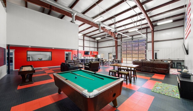 Sleeps 16+, Gated Free Parking, Games & Entertainment, Hot Tub, 4x4 Trails
