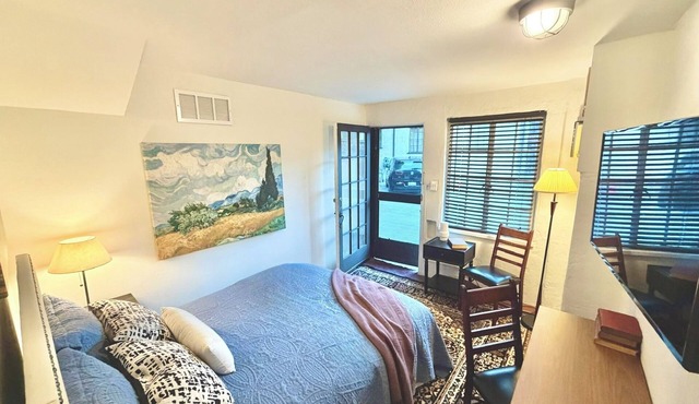 Small studio apartment, Beachwood Canyon. Summer rental only.