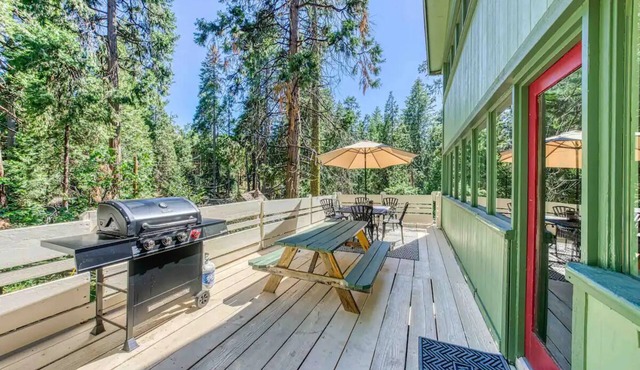 Smoke Tree Getaway in Shaver Lake - Pet friendly!