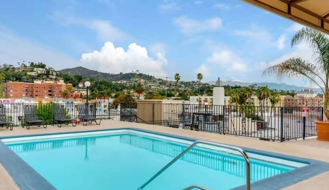 Snazzy 2Bd Apt/Rooftop Pool with Stunning view of the City & the Hollywood