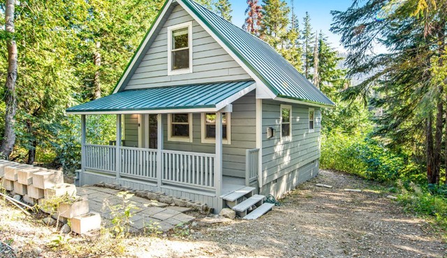 Snowdrop Summit Cabin in Snoqualmie Pass