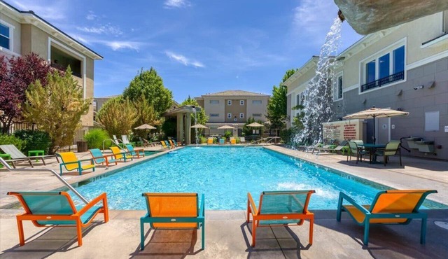 South Reno 2BR · Mountain Views, Pool & Sauna in Reno